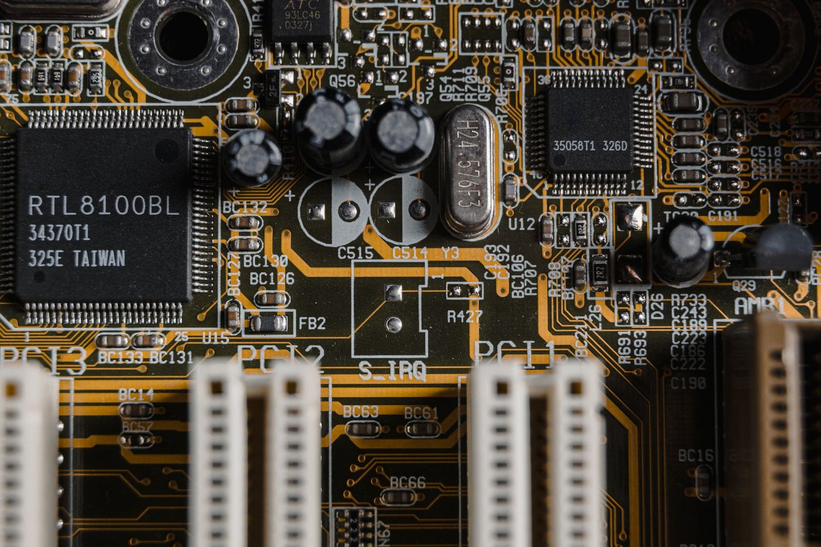 Close-up of a silicon wafer with intricate chiplet packaging under a microscope in a semiconductor cleanroom